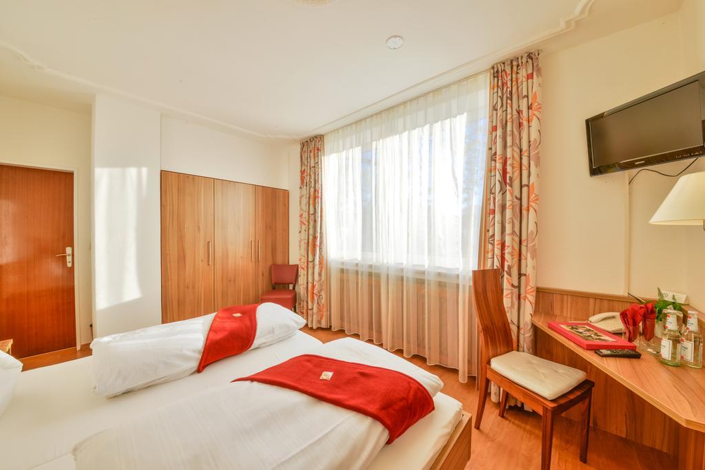 Hotel Drei Loewen Dachau Room photo