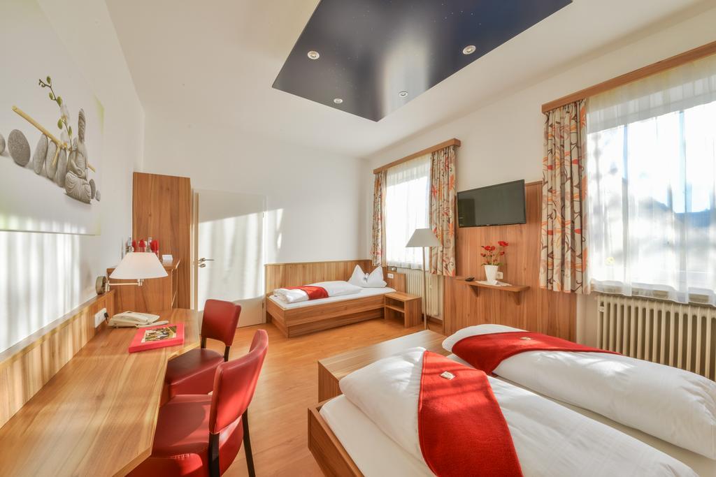 Hotel Drei Loewen Dachau Room photo