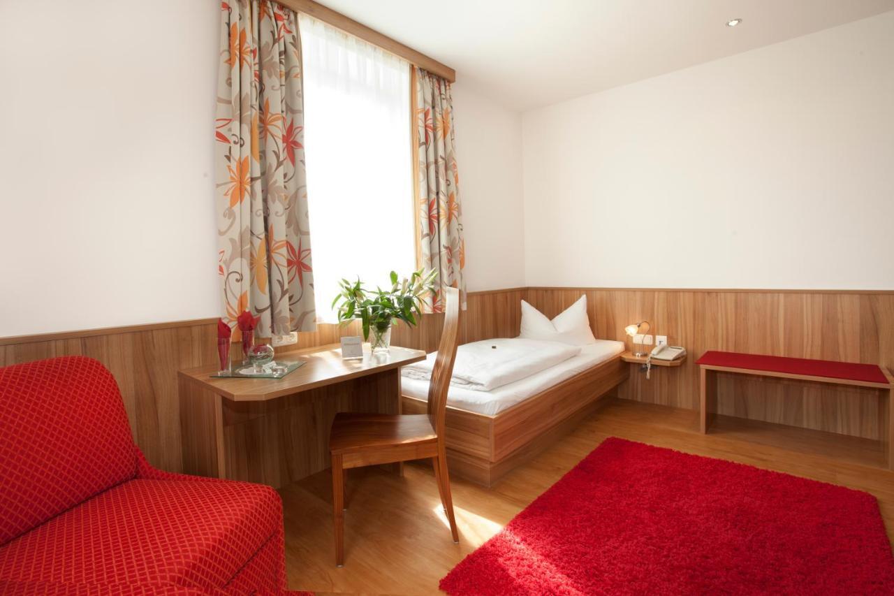 Hotel Drei Loewen Dachau Room photo